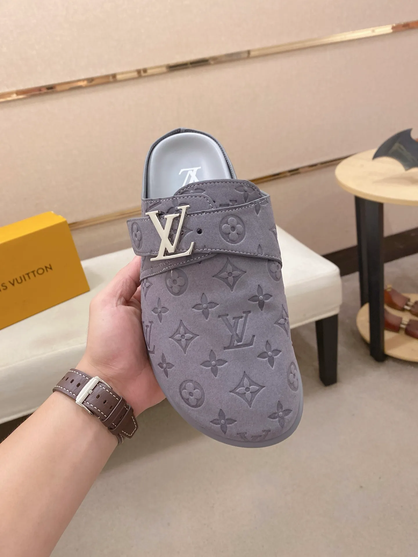 Men's shoes 💰: 360💰LV made 🔍Top purchasing agents, men's spring and summer slippers are available at the same counter. The uppers are made of Italian imported denim with logo graphics and high-quality craftsmanship. The soles are original soles specially provided by the original factory. The exclusive movable molded soles are super comfortable. Original factory follow-up products. 🔍🔍High quality. You can enter and exit the counter at will. Welcome to compare. The code number is 38-44.